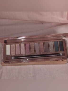 Naturals 3 eyeshadow palette-NIB